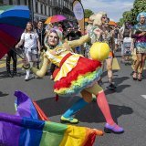 Il faut continuer la lutte contre les discriminations, se montrer solidaires. Dans la joie et la bonne humeur!, a lancé une participante, cheveux teints aux couleurs de l'arc-en-ciel pour l'occasion. Sur une pancarte, on pouvait lire "il n'y a pas...